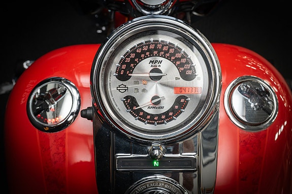 Harley-Davidson Road King CVO (FLHRSE3) "Vance&Hines" 13 of 19