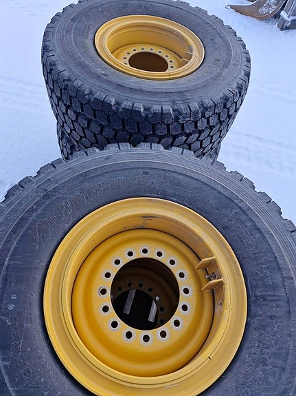 Nya Bridgestone vinterdäck 600/65R25 m fälg 4 of 4