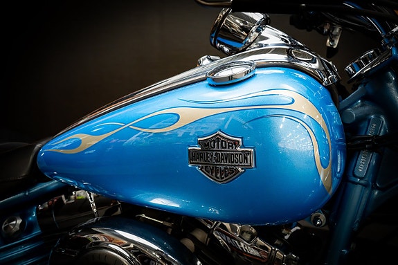Harley-Davidson Rocker C (FXCWC) *Vance & Hines* 11 of 15