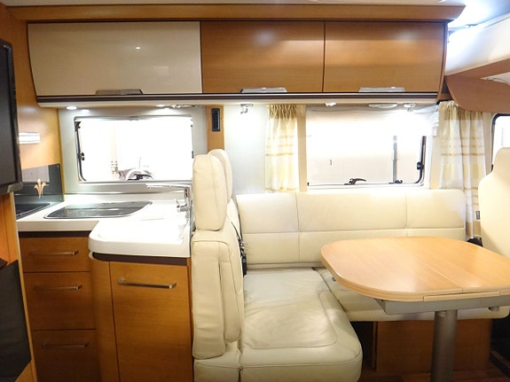 Niesmann Arto 83F " Queensbed "3.0" AC bodel " Alde " 5 åk " 7 of 23
