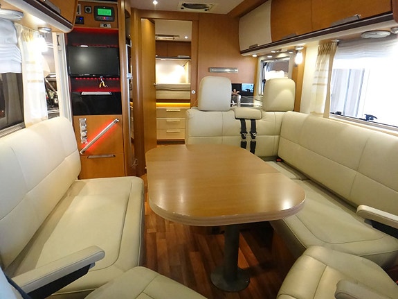 Niesmann Arto 83F " Queensbed "3.0" AC bodel " Alde " 5 åk " 8 of 23