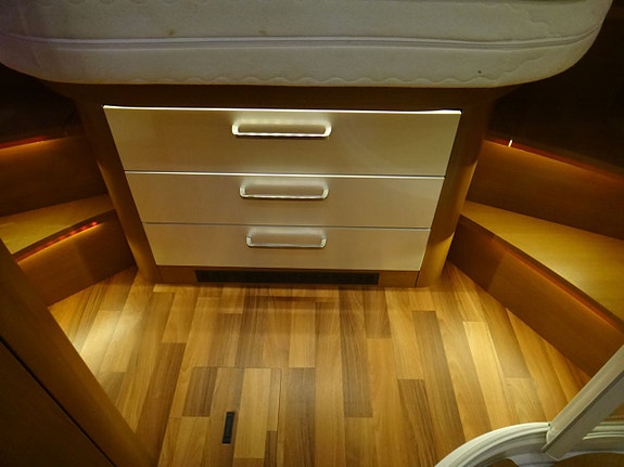 Niesmann Arto 83F " Queensbed "3.0" AC bodel " Alde " 5 åk " 12 of 23