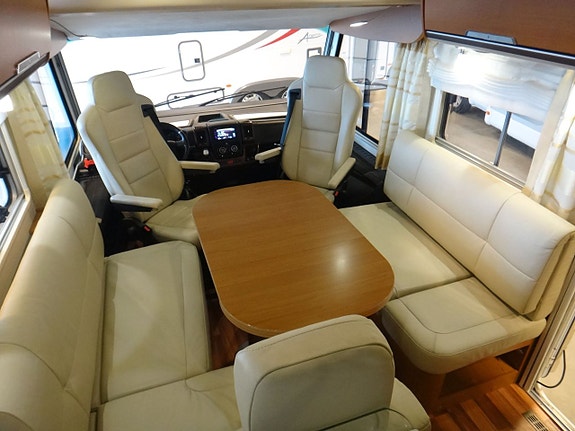 Niesmann Arto 83F " Queensbed "3.0" AC bodel " Alde " 5 åk " 2 of 23