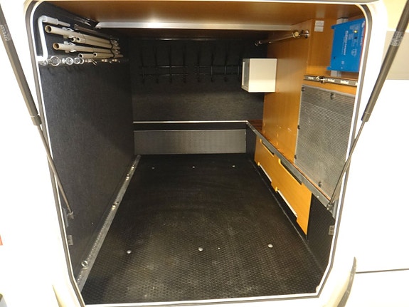 Niesmann Arto 83F " Queensbed "3.0" AC bodel " Alde " 5 åk " 18 of 23