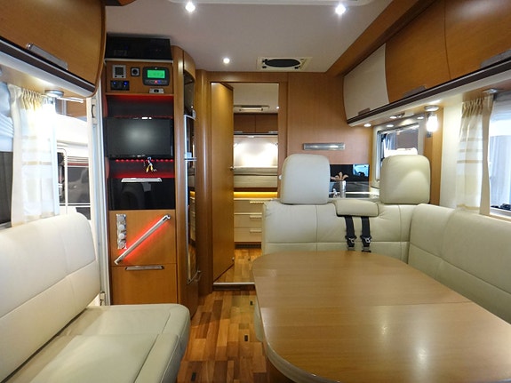 Niesmann Arto 83F " Queensbed "3.0" AC bodel " Alde " 5 åk " 3 of 23