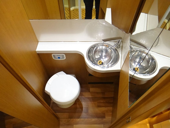 Niesmann Arto 83F " Queensbed "3.0" AC bodel " Alde " 5 åk " 5 of 23