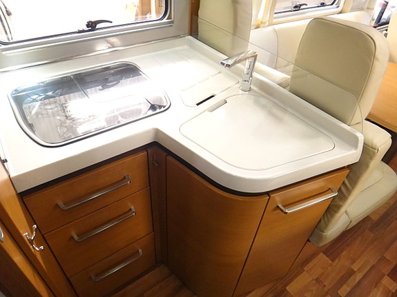 Niesmann Arto 83F " Queensbed "3.0" AC bodel " Alde " 5 åk " 4 of 23