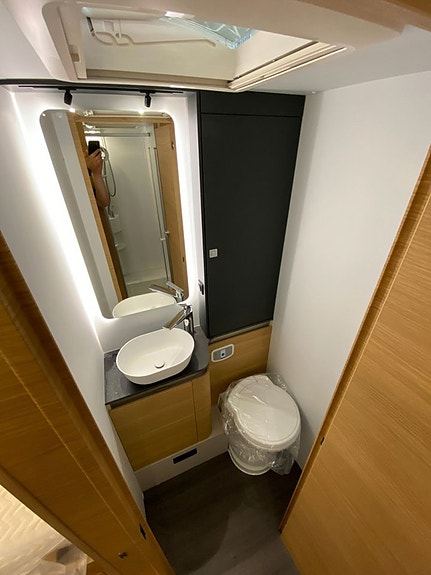 Adria Coral 670 DL 60 Y / B-körkort / Face to Face / Automat 16 of 18