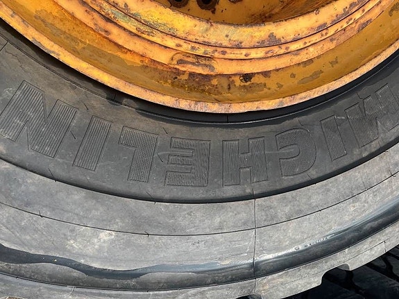 Michelin 800/65R29 XLD Volvo L150 L180 3 of 5