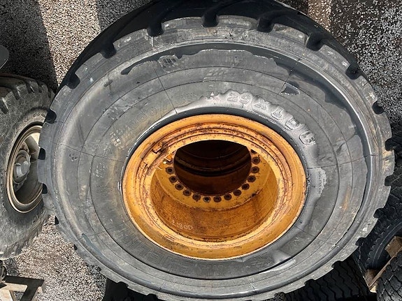 Michelin 800/65R29 XLD Volvo L150 L180 5 of 5