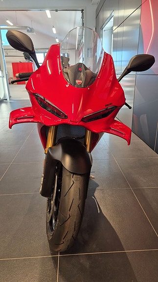 Ducati Panigale V4S 7 of 8