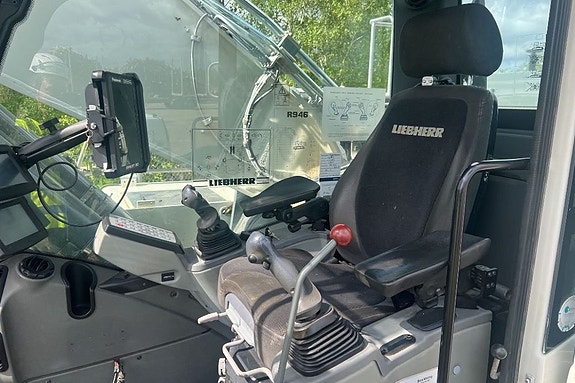 Liebherr R 946 15 of 24