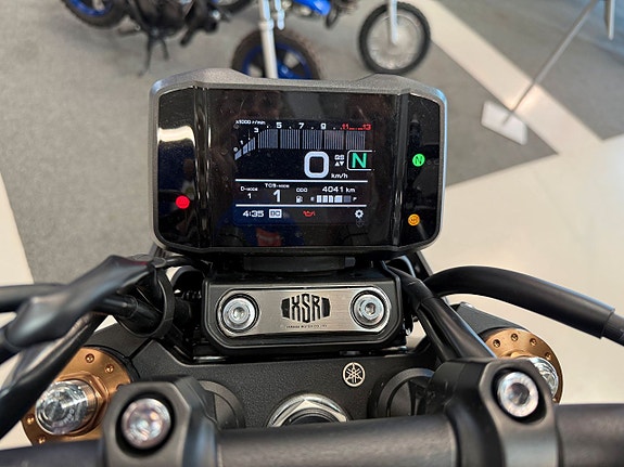 Yamaha XSR900 2 of 5