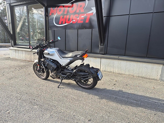 Husqvarna Vitpilen 401 -21 (svartpilen) 2 of 3