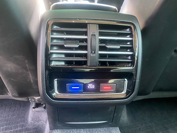 Volkswagen Passat 14 of 16