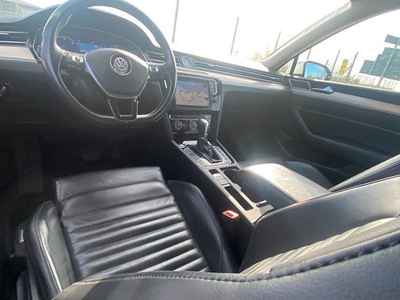 Volkswagen Passat 12 of 16