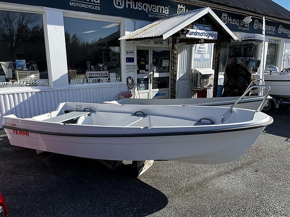Terhi 400 inkl åror sista utställnings båten slumpas