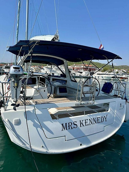 Beneteau Oceanis 48 8 of 11