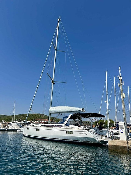 Beneteau Oceanis 48 9 of 11