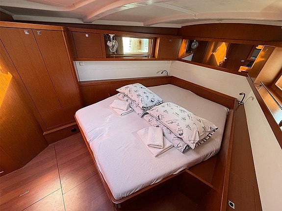 Beneteau Oceanis 48 3 of 5