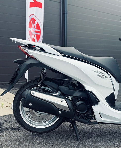 Honda SH300 4 of 5