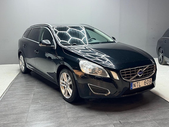 Volvo V60 2 of 5