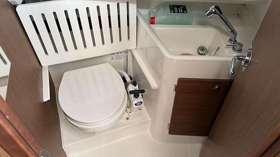Jeanneau 895 Sport Offshore -22 med Yamaha 2 x F 250 XCB -23 12 of 13