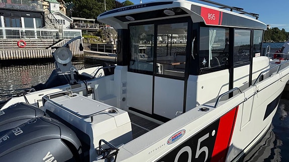 Jeanneau 895 Sport Offshore -22 med Yamaha 2 x F 250 XCB -23 2 of 13