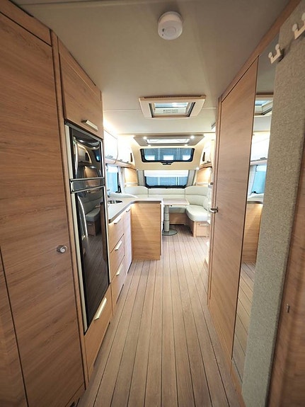 Knaus Südwind 650 UX 60 Year Mässerbjudande 2559:-/mån I ALDE I Queenbed 9 of 16