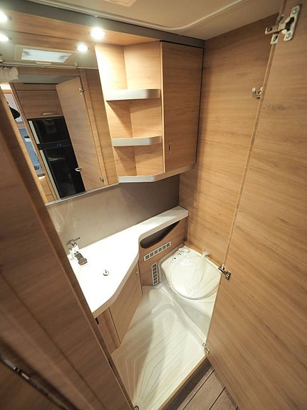 Knaus Südwind 650 UX 60 Year Mässerbjudande 2559:-/mån I ALDE I Queenbed 10 of 16