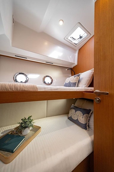 Beneteau Swift Trawler 37 FLY | Cannes Yachting Festival 10 of 12