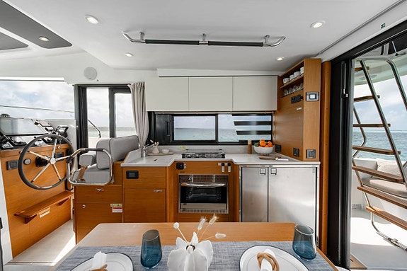 Beneteau Swift Trawler 37 FLY | Cannes Yachting Festival 6 of 12
