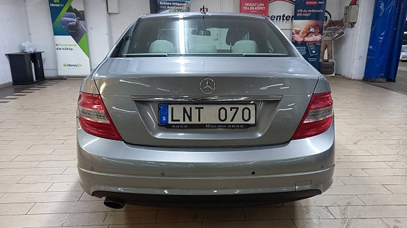 Mercedes-Benz C180 4 of 5