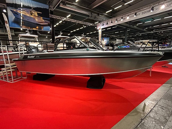 Buster XXL med Yamaha F150 XC 2025 Black edition