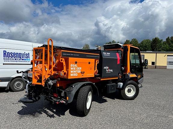 Saltspridande på redskapsbärare Lindner traktor