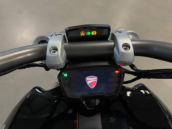 Ducati Diavel Snygg stylad med orginal delar kvar 5 of 5