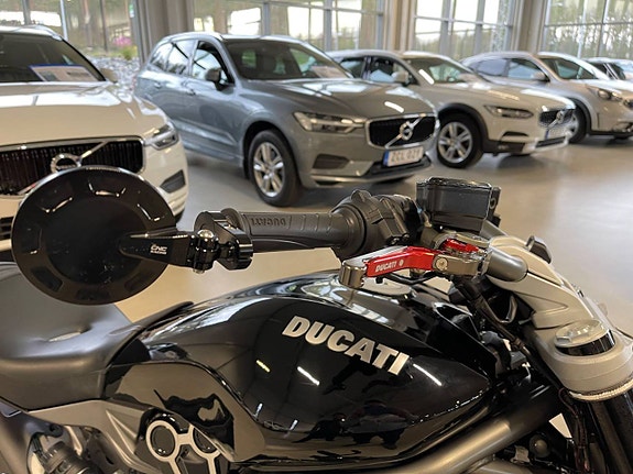 Ducati Diavel Snygg stylad med orginal delar kvar 6 of 7
