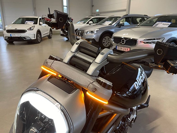 Ducati Diavel Snygg stylad med orginal delar kvar 3 of 5