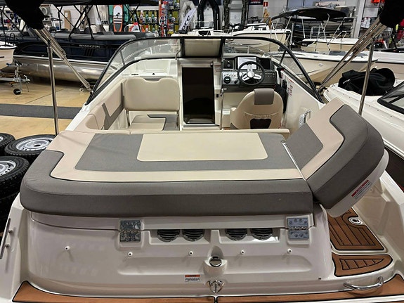 Bayliner VR5 CUDDY + Mercruiser 4,5L 250hk -2023 3 of 8