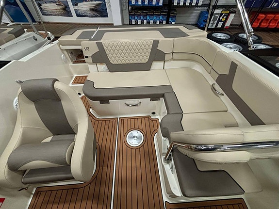 Bayliner VR5 CUDDY + Mercruiser 4,5L 250hk -2023 5 of 8