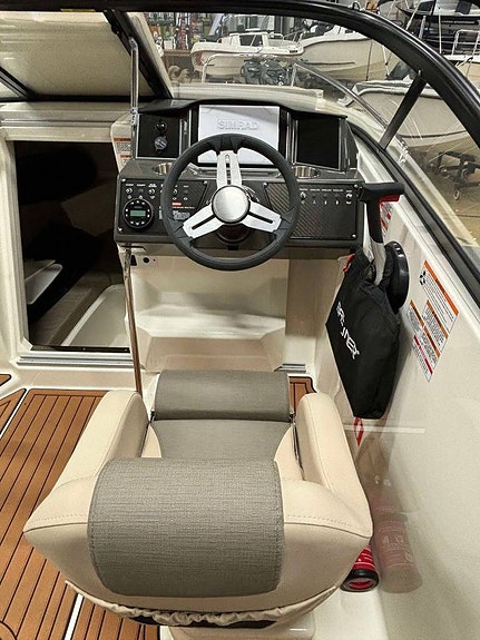 Bayliner VR5 CUDDY + Mercruiser 4,5L 250hk -2023 6 of 8