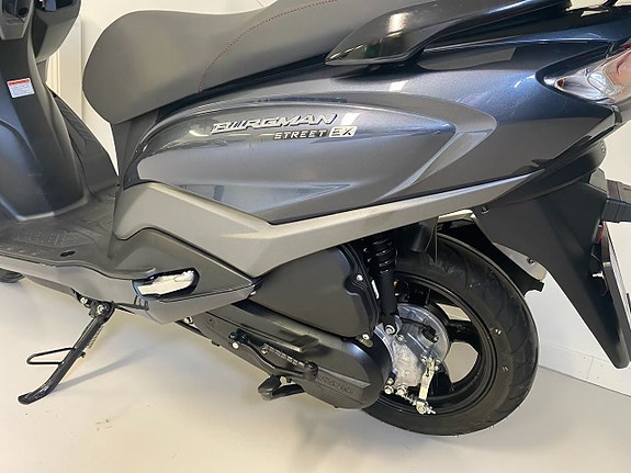Suzuki UB 125 Burgman 4 of 6