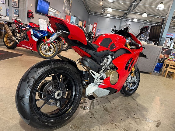 Ducati Panigale V4S 3 of 5