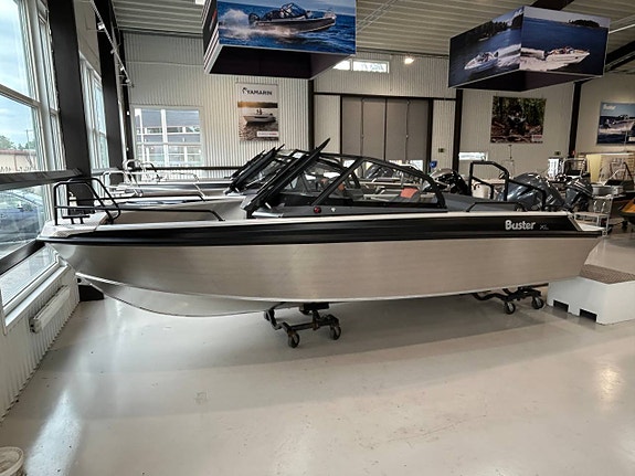 Buster XL Yamaha F115 2025 softdeck/svarta räcken KAMPANJ