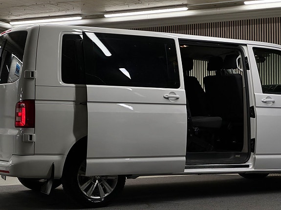 Volkswagen Caravelle 12 of 19