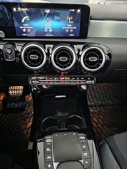 Mercedes-Benz A200 d 12 of 16