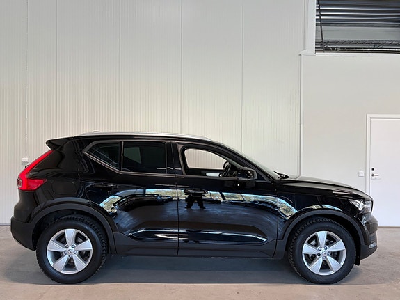Volvo XC40 2 of 5