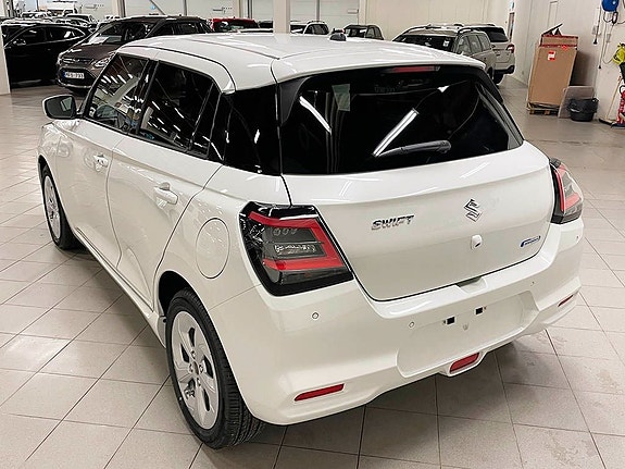 Suzuki Swift 2 of 5