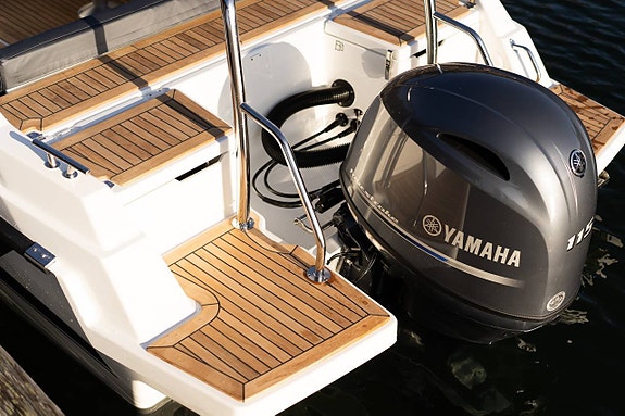 Yamarin 60 DC Premium Edition NY 2023 Yamaha F115 XB 2 of 6