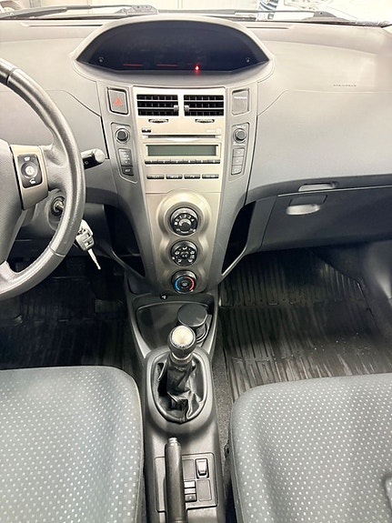 Toyota Yaris 7 of 13